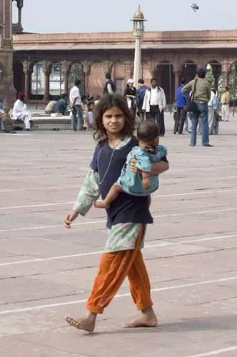 Žobrajúce dievčatko so súrodencom - Jama Masjid, Dillí.