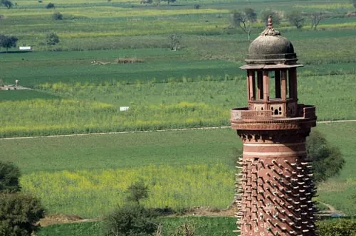 Veža na okraji ruín mesta Fatehpur Sikri.