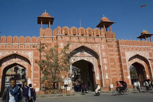 Brána (Ajmer Gate) do starého mesta v Jaipure.