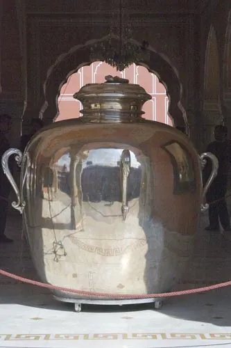 Najväčšia nádoba zo striebra na svete... (Jaipur)
