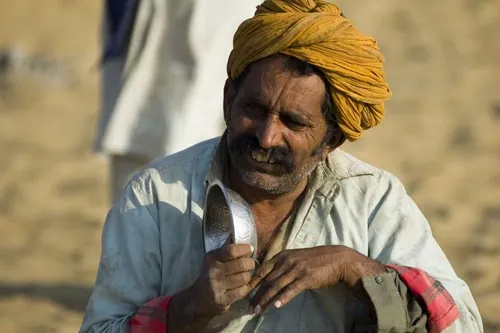Putovný spevák a hráč na plechovej miske (Jaisalmer)