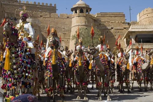 Vyzdobení jazdci i ťavy...  (Jaisalmer)