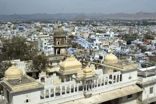 Pohľad na mesto zo strechy City Palace (Udaipur)