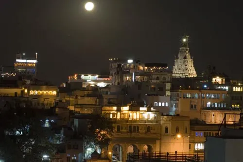 Staré mesto v noci (Udaipur)