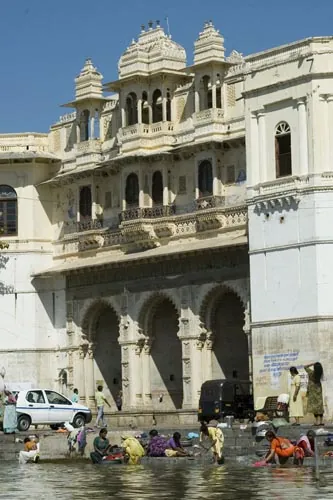 Život na ghátoch pred palácom Bagore-ki-Haveli (Udaipur)