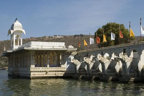 Slony strážiace palác na ostrove Jagmandir Island (Udaipur)