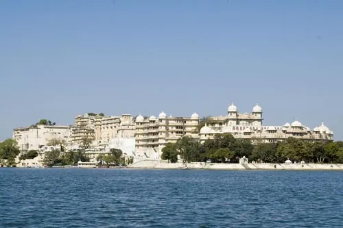 Pohľad na palác a mesto z jazera Pichola (Udaipur)