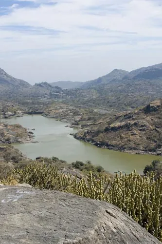 Jedno z umelých jazier (Mt Abu)