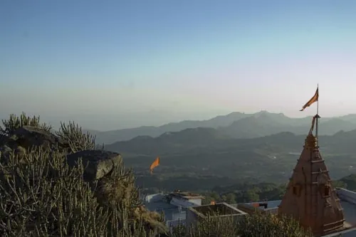 Pohľad na Mt Abu z jeho najvyššieho kopca (Mt Abu)