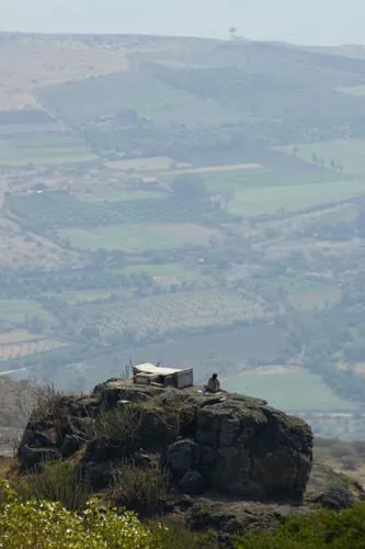 Kameň, mních a malý chrám (Palitana)