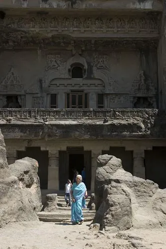 Tento chrám bol ešte nedávno schovaný za skalou... (Ellora)