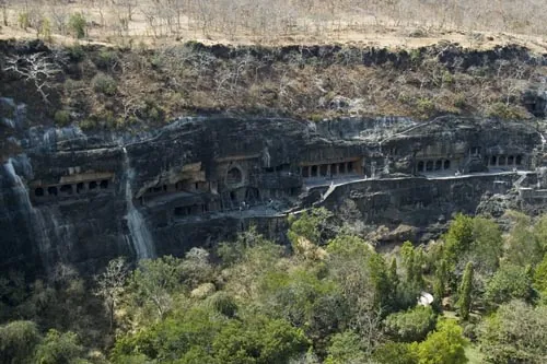 Pohľad na jaskyne zhora (Ajanta)