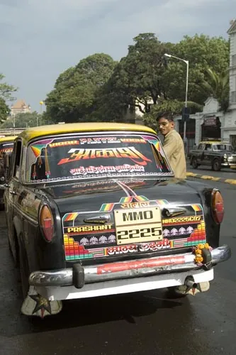 Takmer každé druhé auto v meste je taxík. Premiér je indická verzia fiatky z roku 1950! (Bombay)
