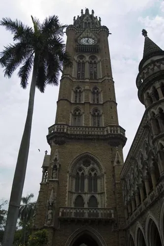 80 metrová Rajabati Clock Tower v areáli University of Mumbai (Bombay)