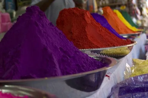Farby - príprava na Holi (Panji)