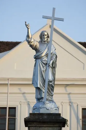 Strieborný J.K. pred sídlom goanského biskupa (Panji)