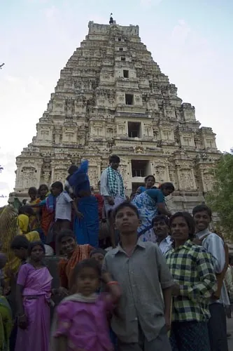 Pútnici zliezajúci z nákladiaku... (Hampi)