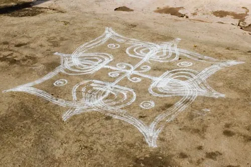 Podobné ornamenty si ľudia v Hampi maľujú pred dvere... (Hampi)